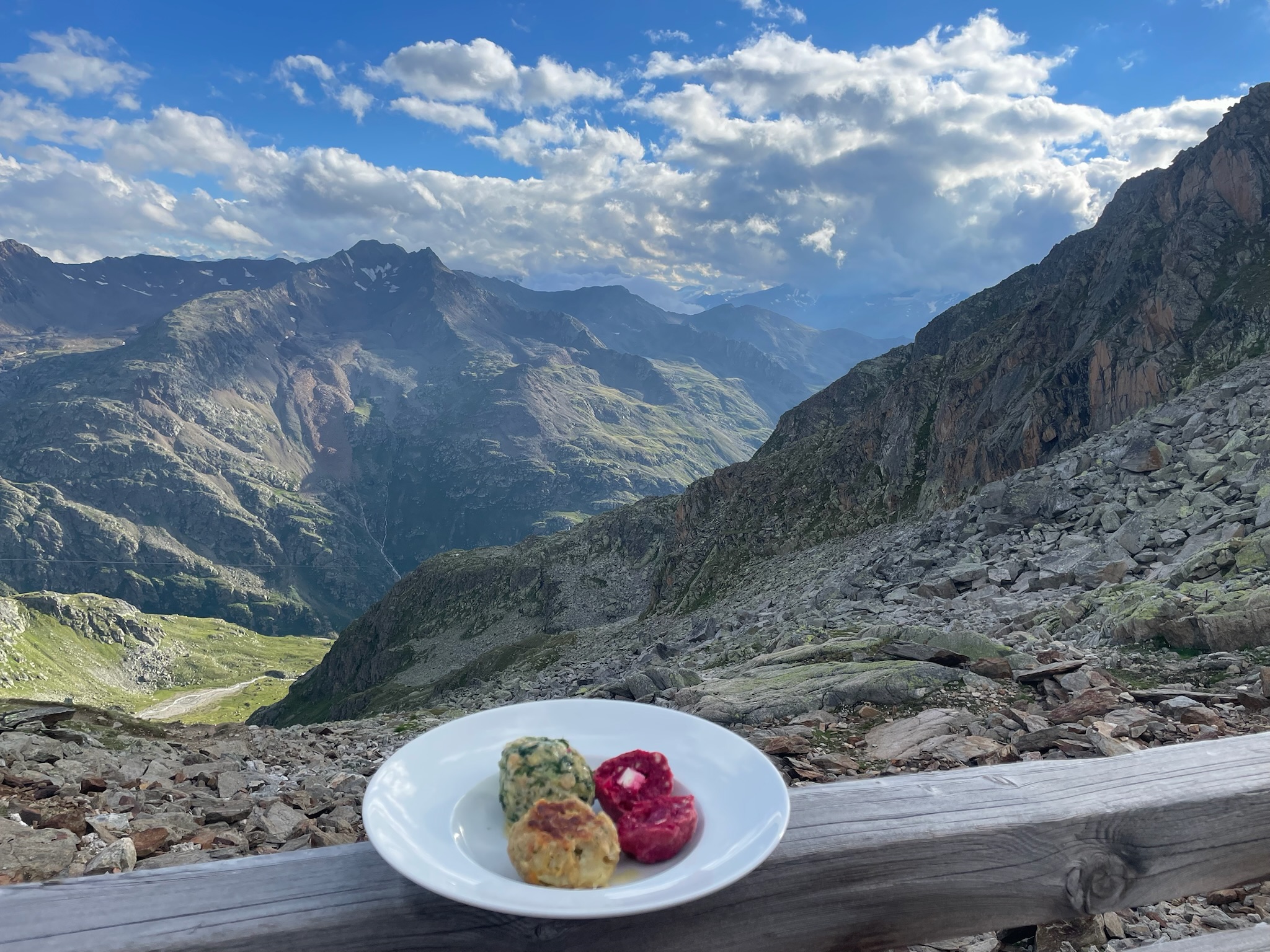 Knödeltris mit Butter und Käse (Kaspressknödel, Rote Beete-Knödel und Spinatknödel)