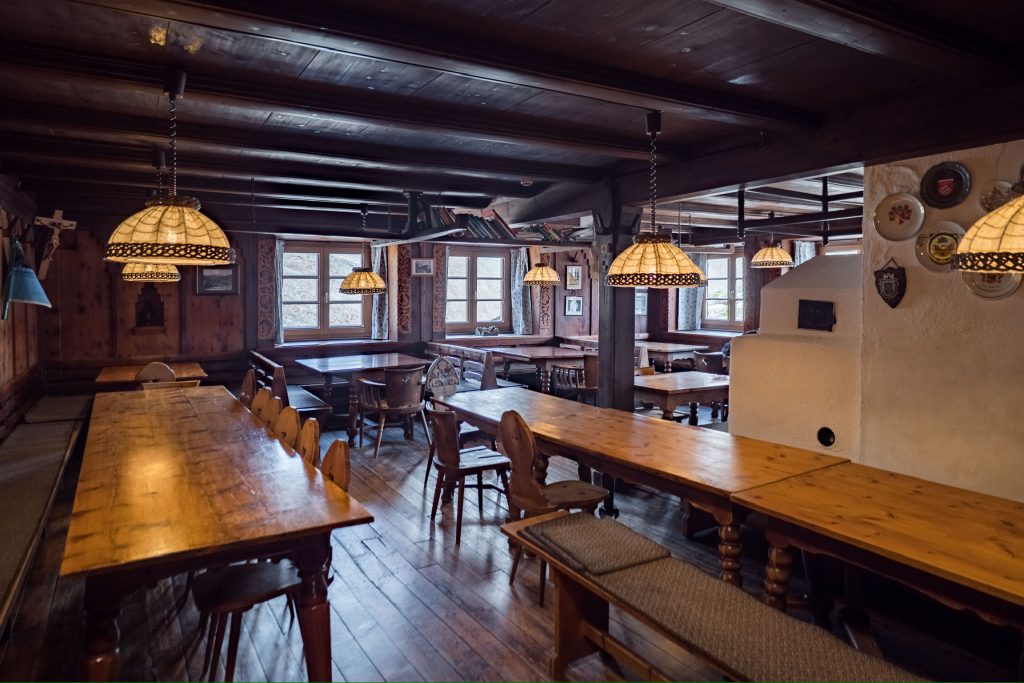 Gemütliche Gaststube der Hildesheimer Hütte