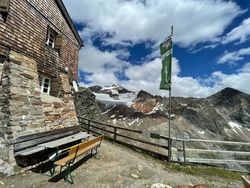 Sonnenterasse mit Blick auf die Stubaier Bergwelt