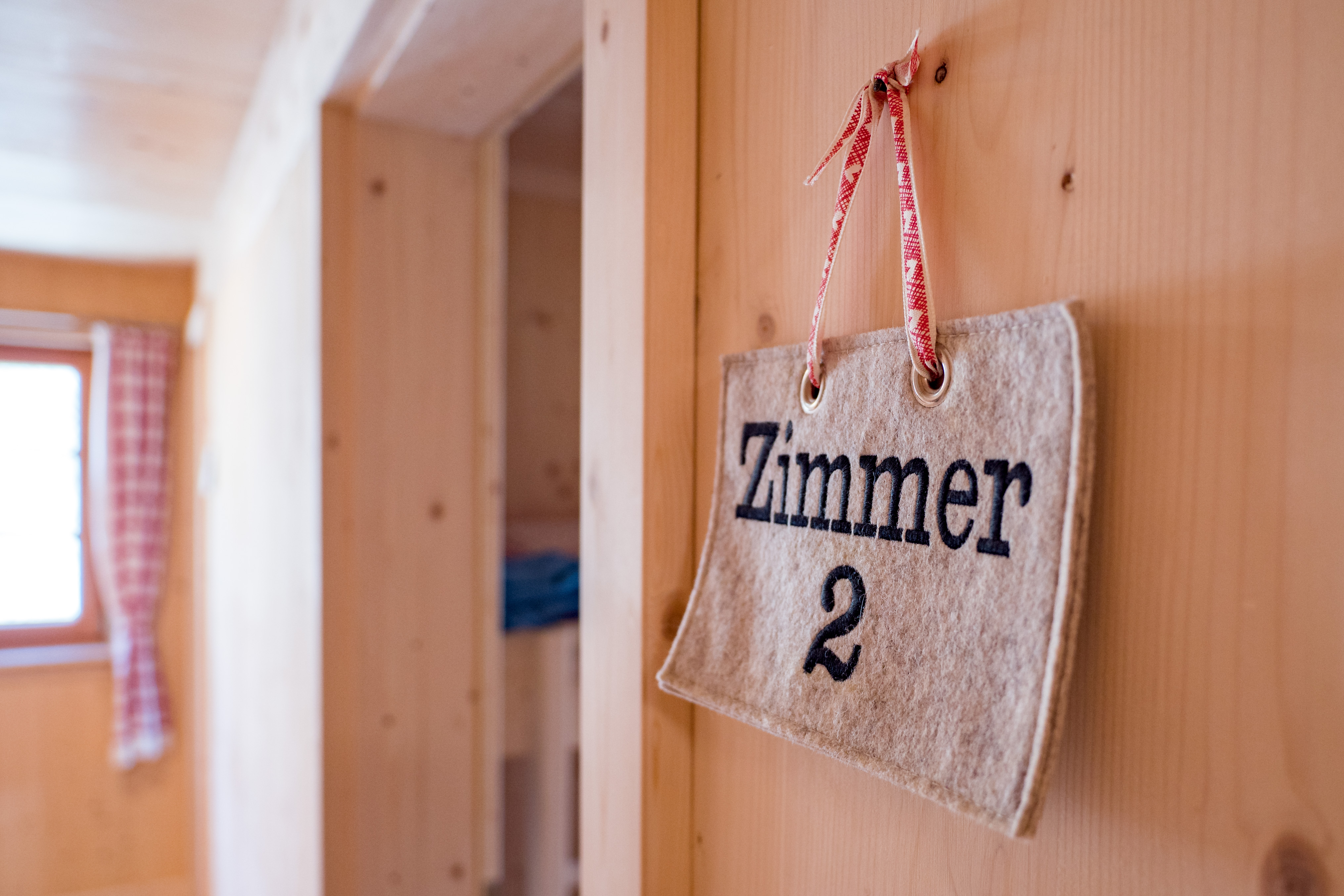 gefilztes Türschild von Zimmer 2