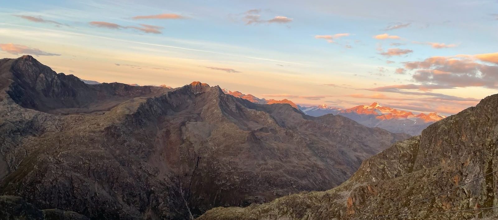 herrlich schöne Morgenstimmung in rotem Licht werden die Wildspitze und die Weißkugel angeleuchtet. Sonnenaufgang im Herbst, warme schöne Farben
