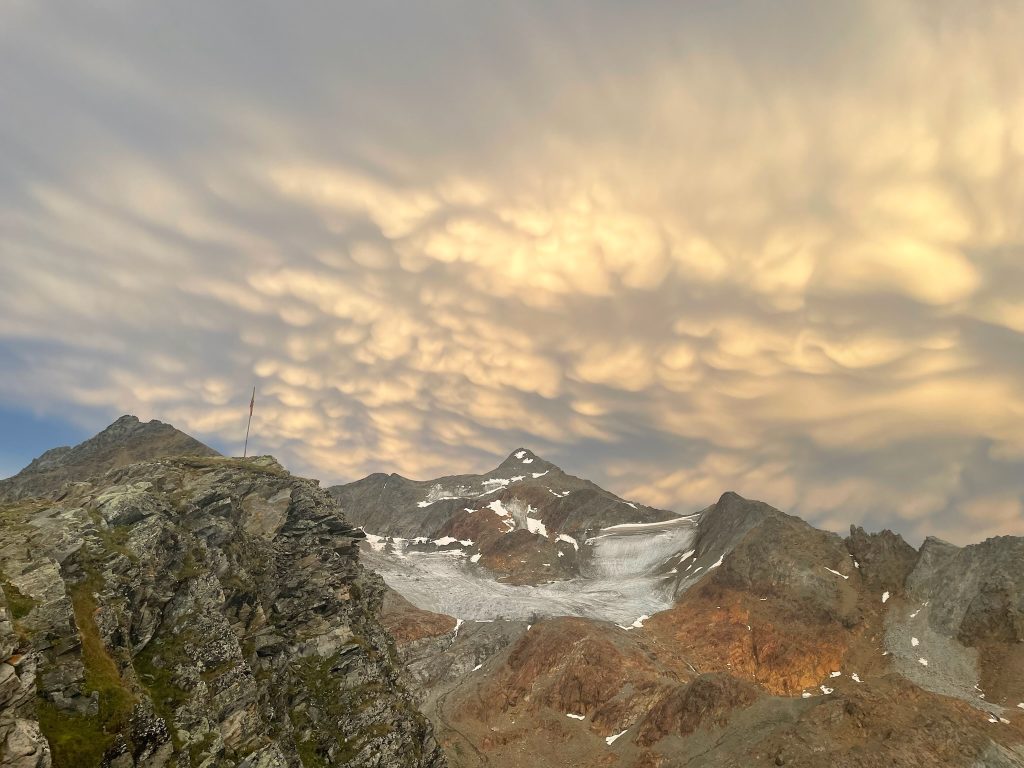 atemberaubende Wolkenstimmung mit Watte-artigen Wolken in cremefarbe