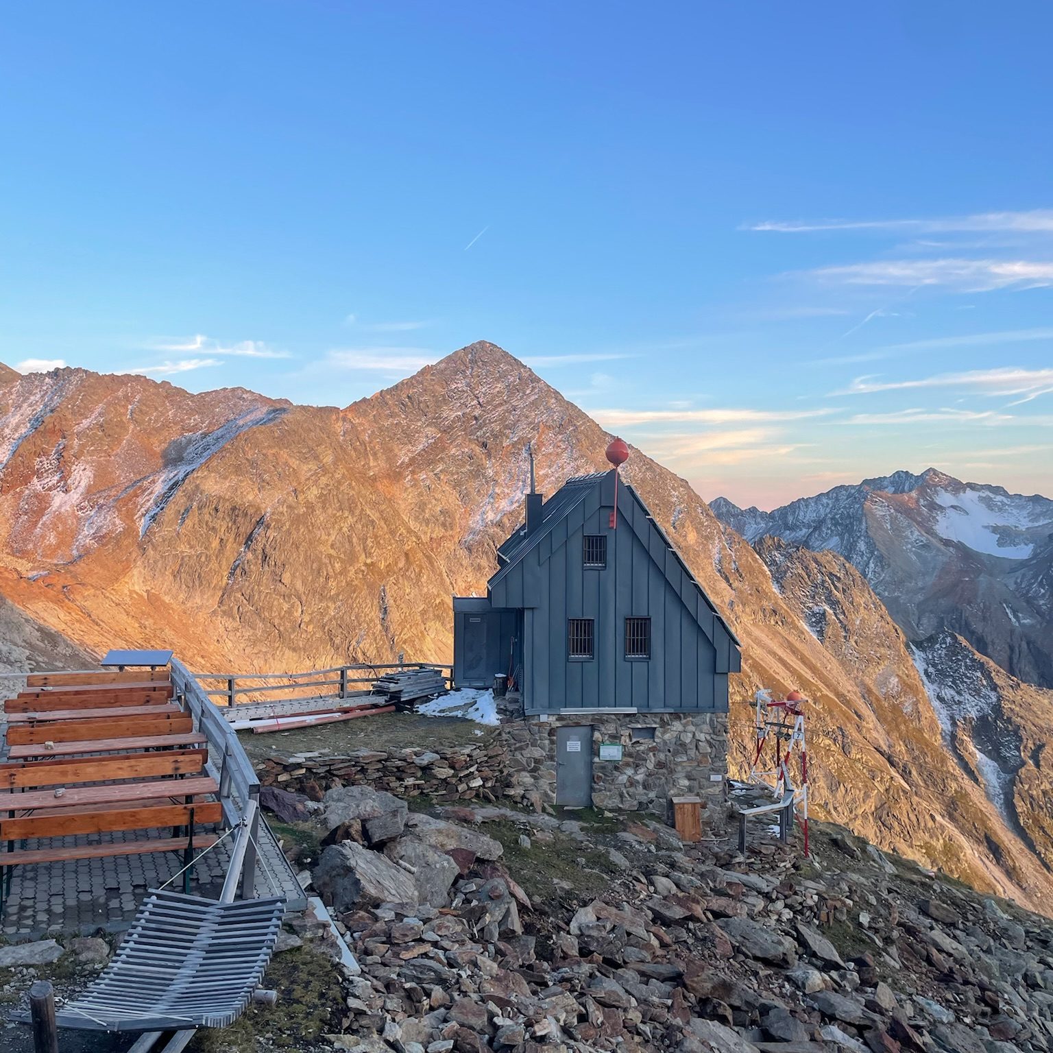 Fer Winterraum der Hildesheimer Hütte von außen in schönem Abendlicht vor dem Gaiskogel