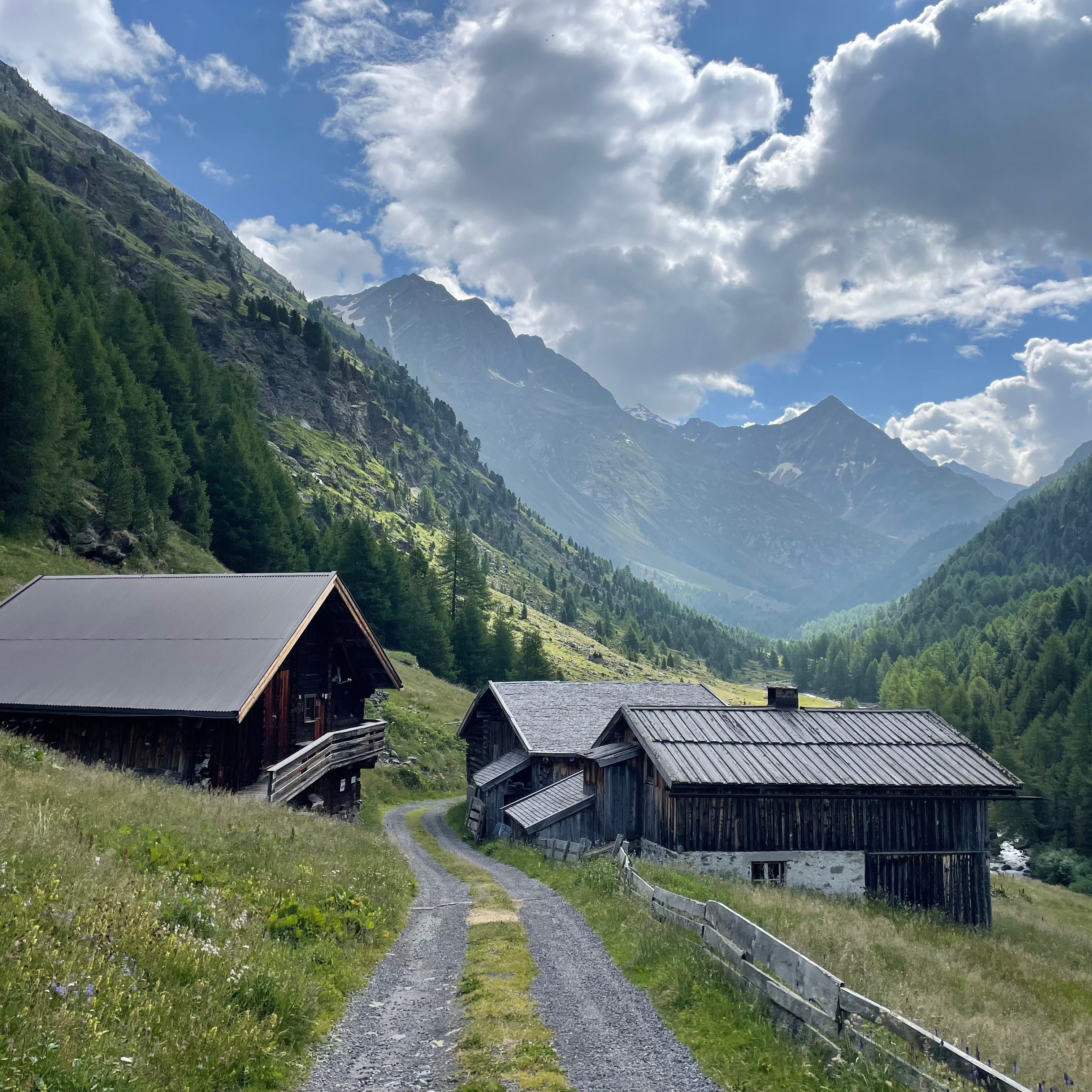 kleine, traditionelle, alte Holzhütten im Windachtal, sehenswert vor idyllischer Kulisse vom Gaiskogel und Schussgrubenkogel