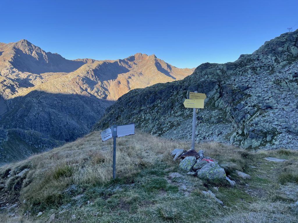 Wegweiser an der Abzweigung zwischen Gaiskarweg und Ludwig Aschenbrenner Weg, Herbstliches, warmes, sanftes Licht am Morgen